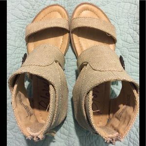 Blowfish Malibu Canvas with tassle zipper sandals!
